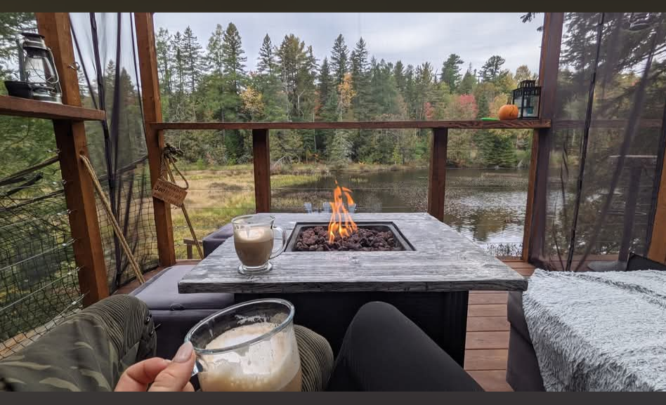 Terrasse avec foyer au bord de l'eau — Ava Kwe