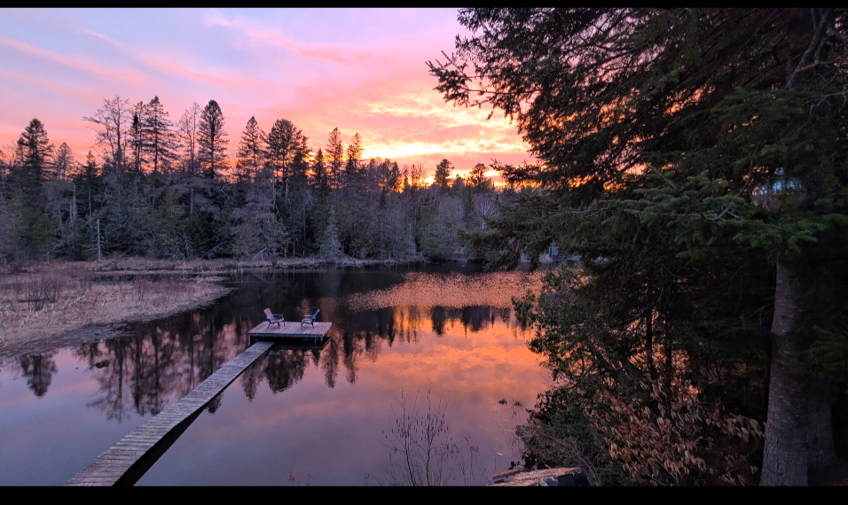 Coucher de soleil sur le lac — Ava Kwe